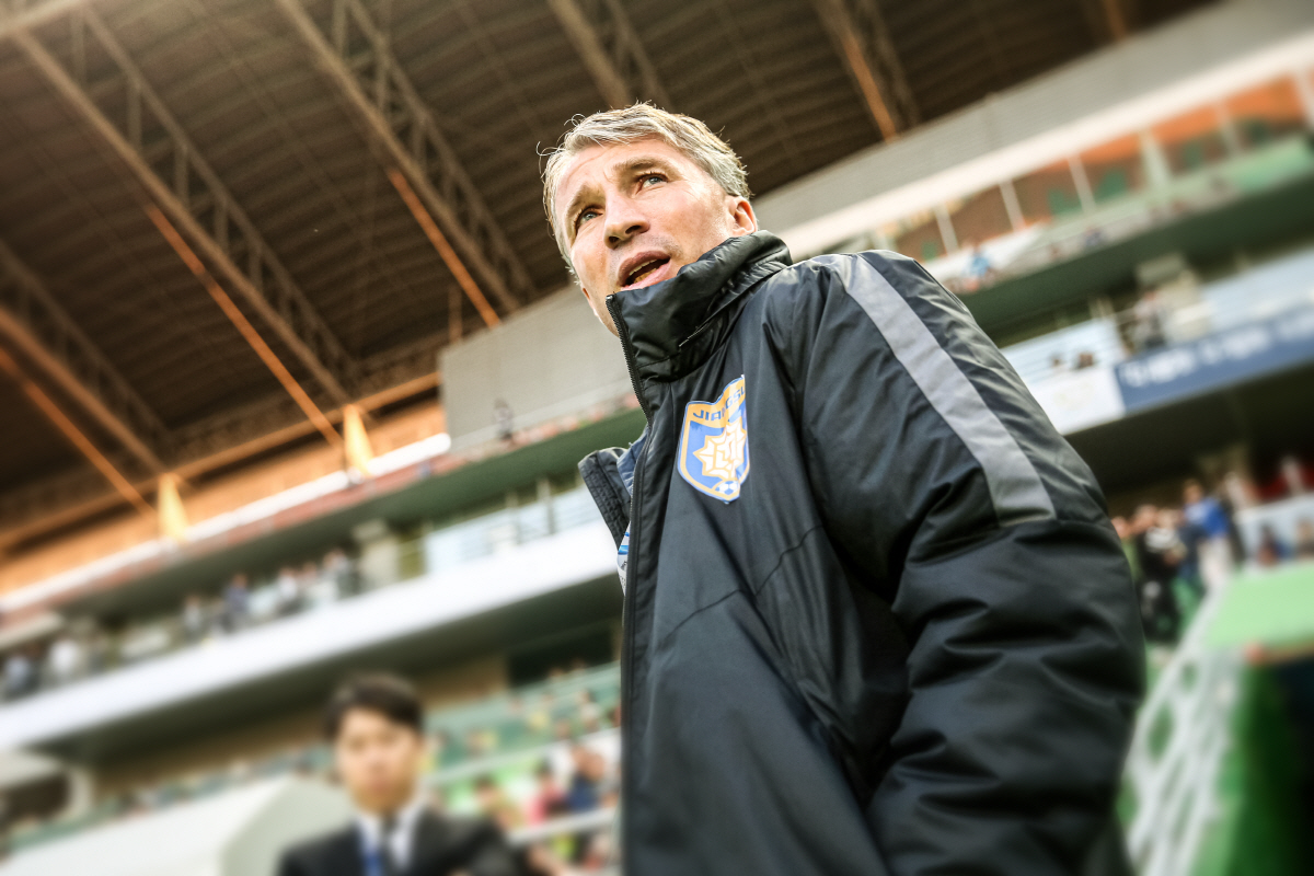 '승리'에 진심인 '단버지' 페트레스쿠 감독 "팀 스타일? 축구에서 가장…
