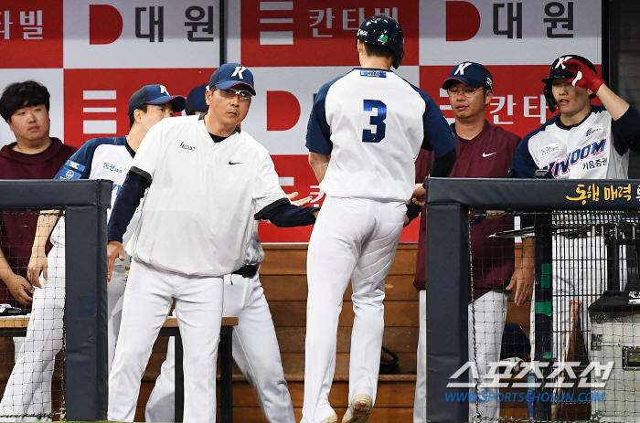 연이틀 한 점 차 이겼다…'이정후&김혜성 3루타 폭발' 키움, '앤더슨 …