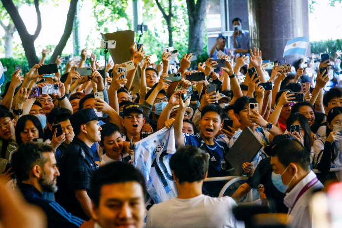 '축구의 신' 메시 선그었다 "다음 월드컵 출전 안한다, 관중으로 참석하…