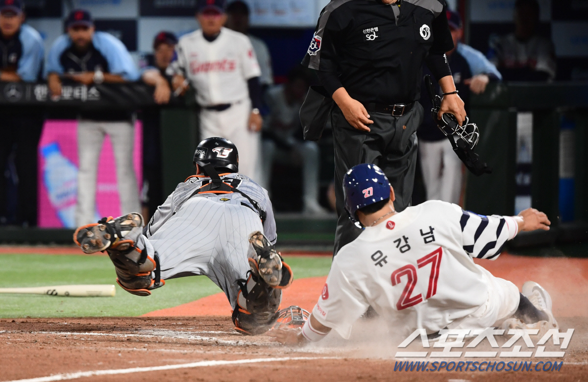 "100m 13초에 뛴다?" 발로 득점 만든 유강남…회장님도 감동한 '8…