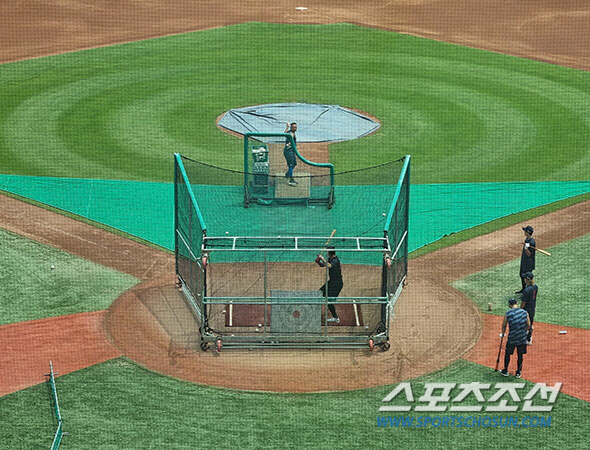 차세대 외야수+중심타자였는데…'불볕 특타' 고승민은 부활할 수 있을까 […