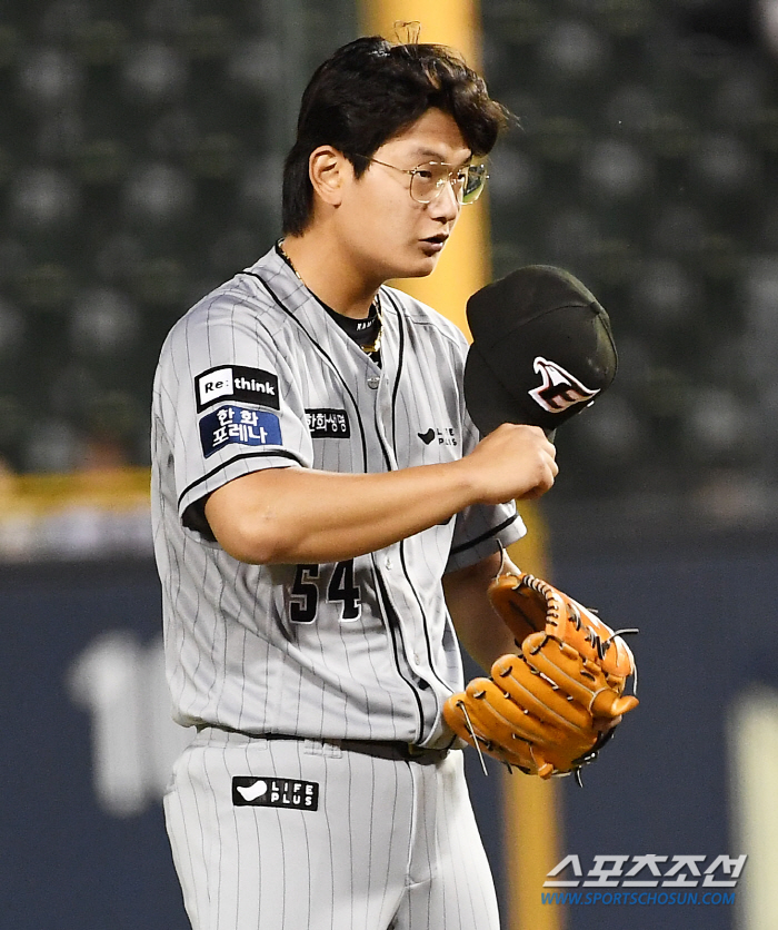 '160㎞ 직구 있는데…변화구 비율↑' 문동주·김서현의 변화? 사령탑의 …