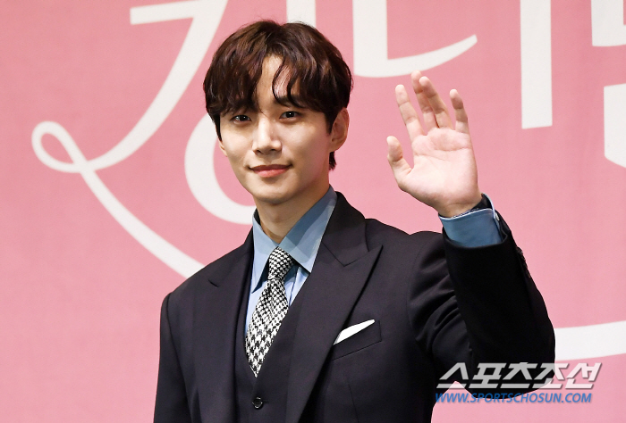 '킹더랜드' 이준호 "멋진 슈트 위해 계속 운동, 웃음이 있는 작품"