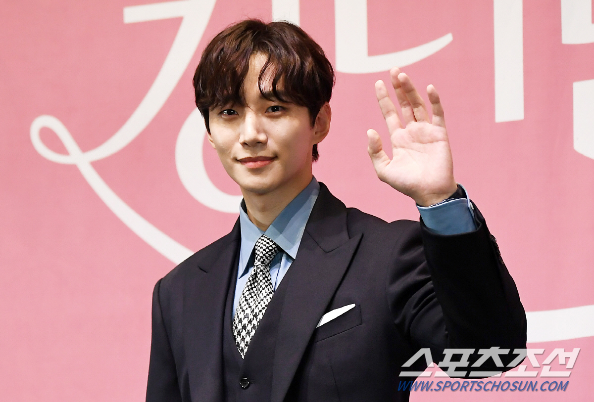 '킹더랜드' 이준호 "멋진 슈트 위해 계속 운동, 웃음이 있는 작품"