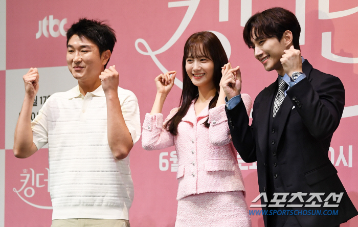 [SC현장]"삼대가 덕 쌓은 캐스팅"…'킹더랜드' 이준호x임윤아, 무대 …