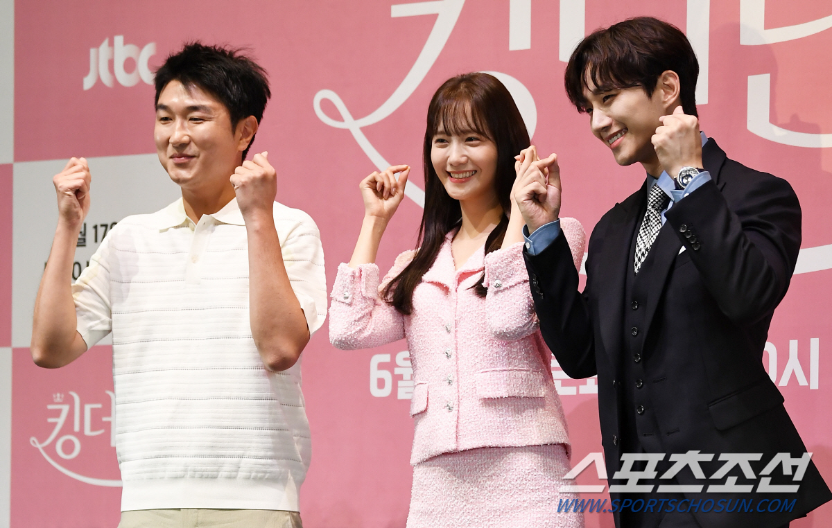 [SC현장]"삼대가 덕 쌓은 캐스팅"…'킹더랜드' 이준호x임윤아, 무대 …