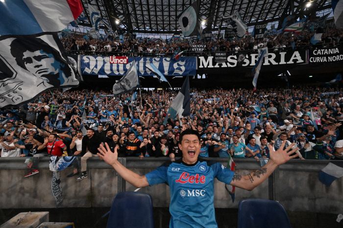 '괴물은 어디로?' 바이에른-PSG-맨유의 삼각관계, '佛 국대 DF' …