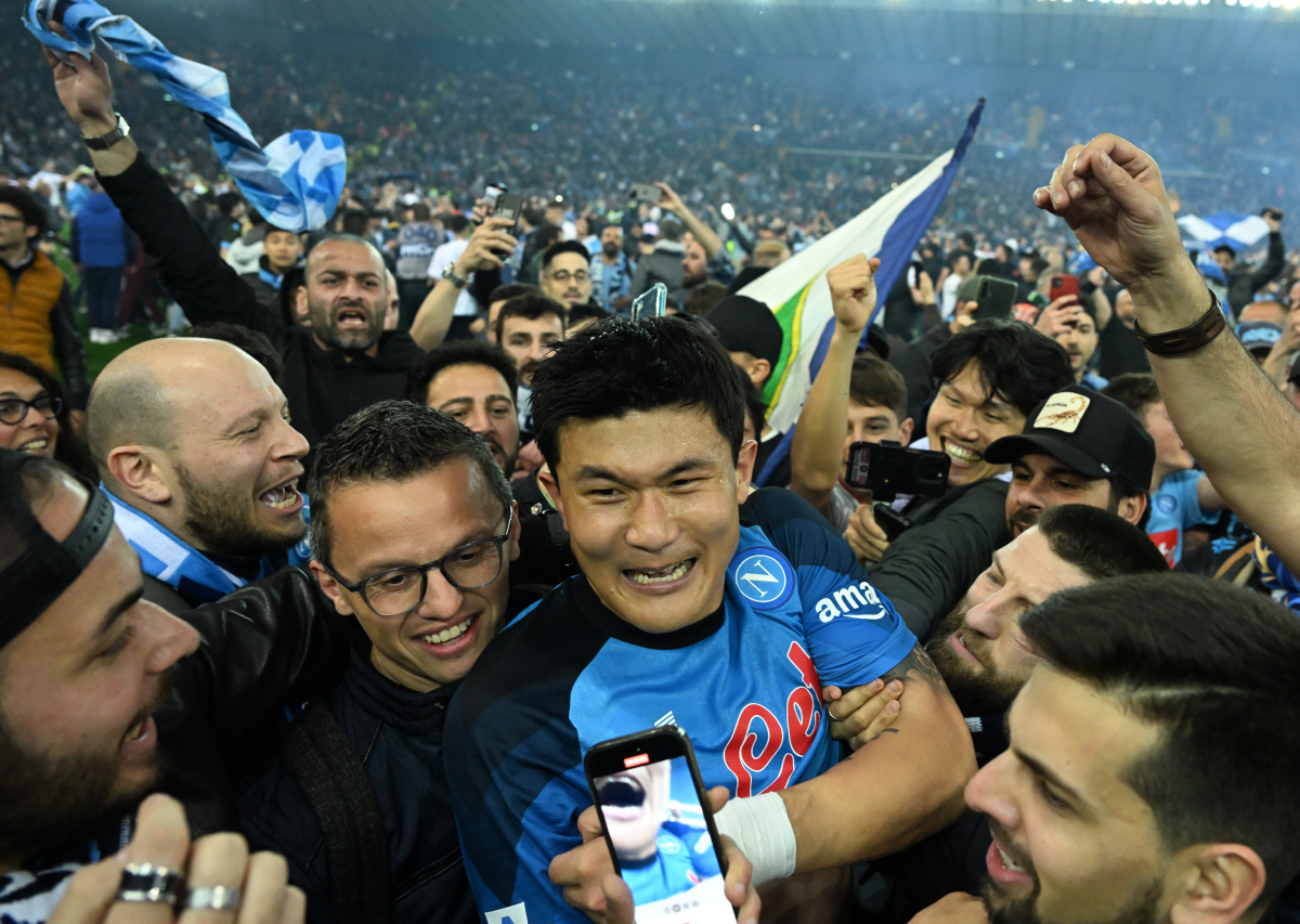 '괴물은 어디로?' 바이에른-PSG-맨유의 삼각관계, '佛 국대 DF' …