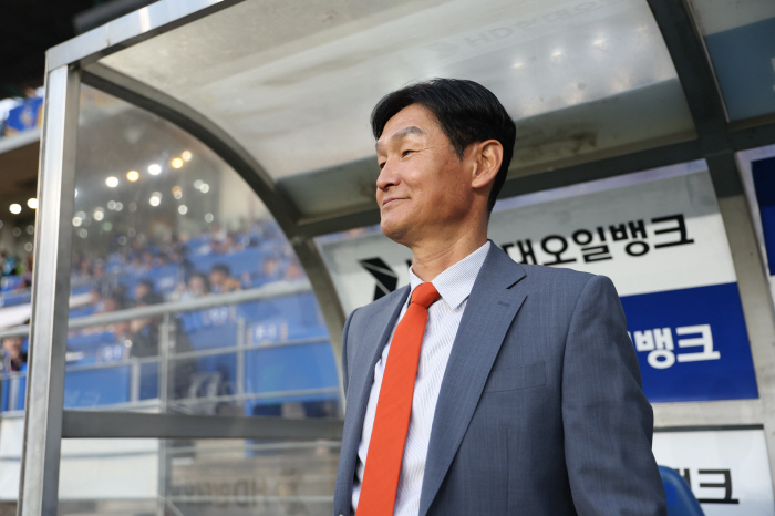 [단독]최용수 강원 감독 전격 경질, 차기 사령탑 후보 윤정환-김도훈-이…
