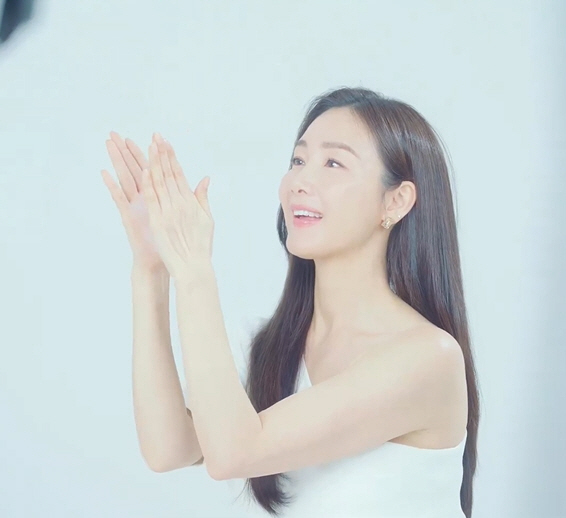 '49살' 최지우, 본인도 감탄한 미모 "카메라+♥" 클라쓰는 영원
