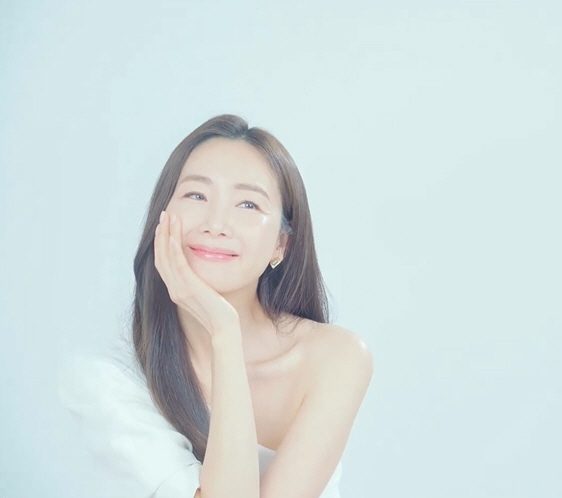 '49살' 최지우, 본인도 감탄한 미모 "카메라+♥" 클라쓰는 영원