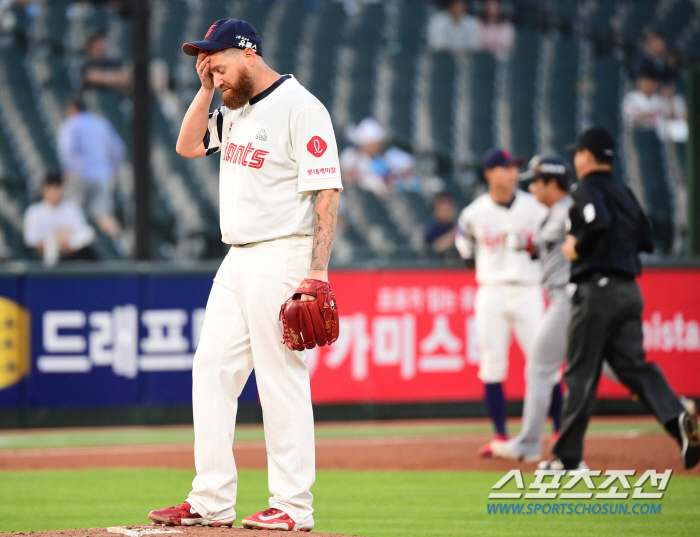 '6월 ERA 6.75+4.70' 외인 듀오 동반 널뛰기 부진, 속타는 …
