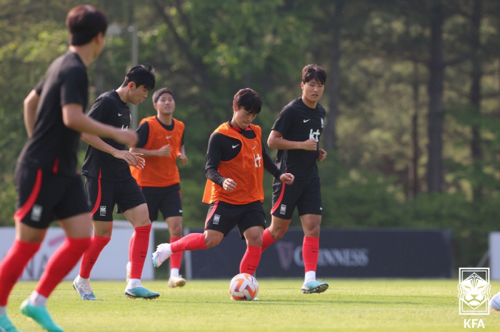 '황선홍호' 와일드카드까지 쓴 중국과 전반 0-0 마감, '中 거칠어도 …