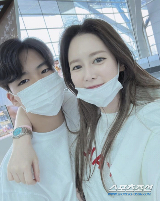 '안정환♥'이혜원, 누구길래?'훈남'과 얼굴을 맞대고…"동생이라 해도 믿…