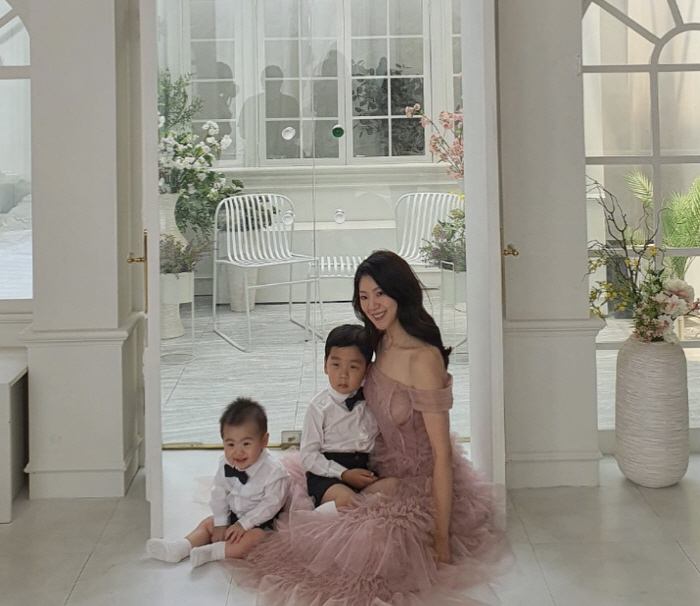 이필모♥서수연, 둘째 子 돌사진에 '돈 냄새가 풀풀'…엄마 드레스가 몇벌…