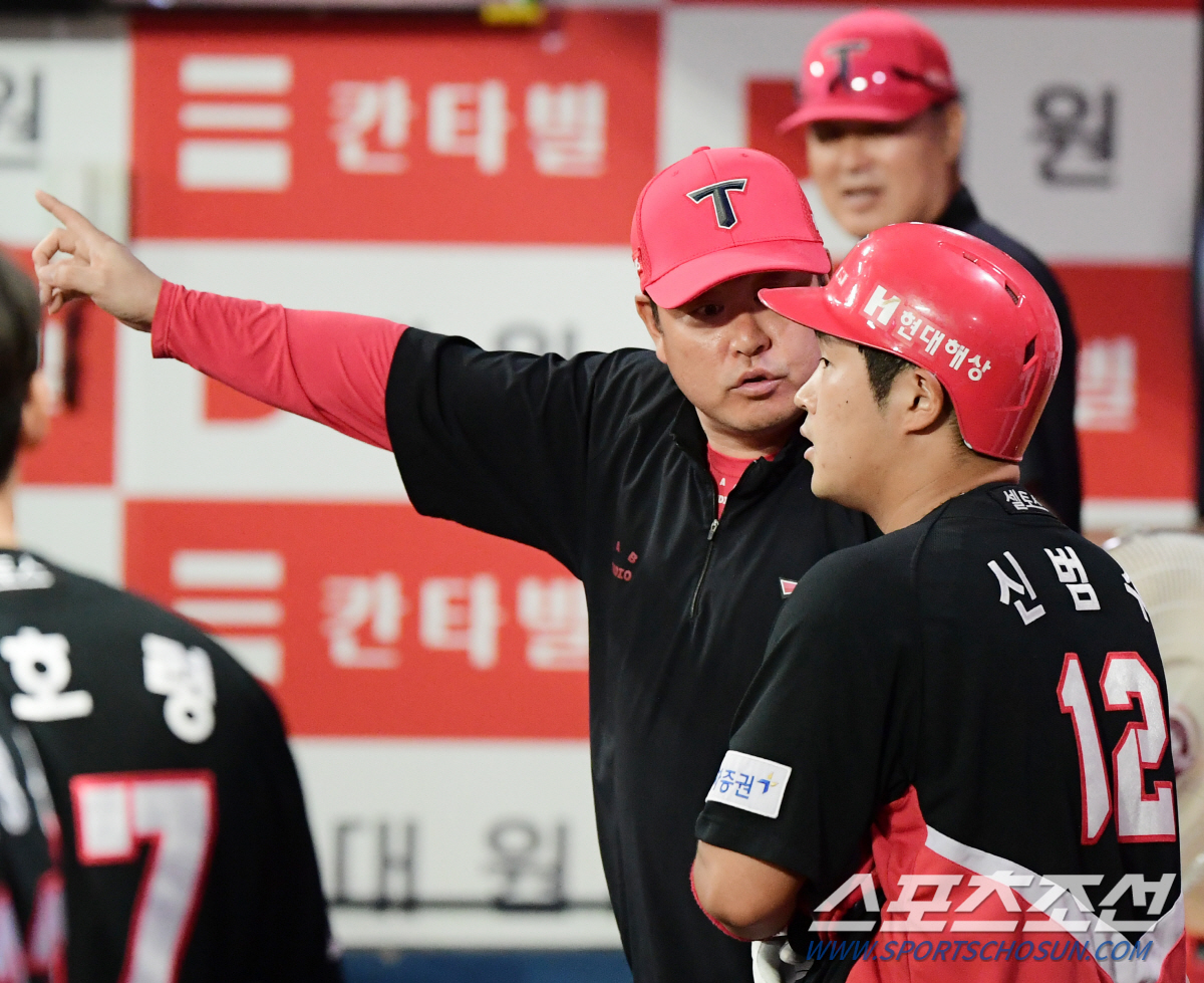 진갑용 코치는 왜 홈런 친 포수를 혼냈을까? 천금 진루타까지 쳐놓고 뒷구…