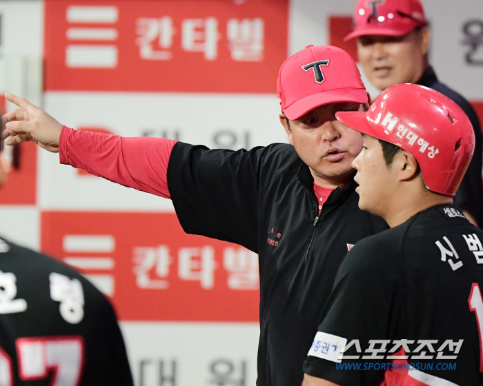 진갑용 코치는 왜 홈런 친 포수를 혼냈을까? 천금 진루타까지 쳐놓고 뒷구…