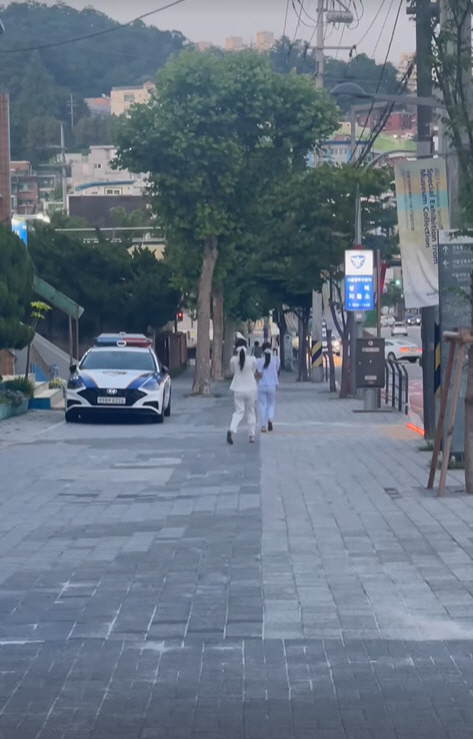 정형돈♥한유라, 12세 쌍둥이 딸 놀라운 폭풍성장...트윈룩 뒤태 '비율…