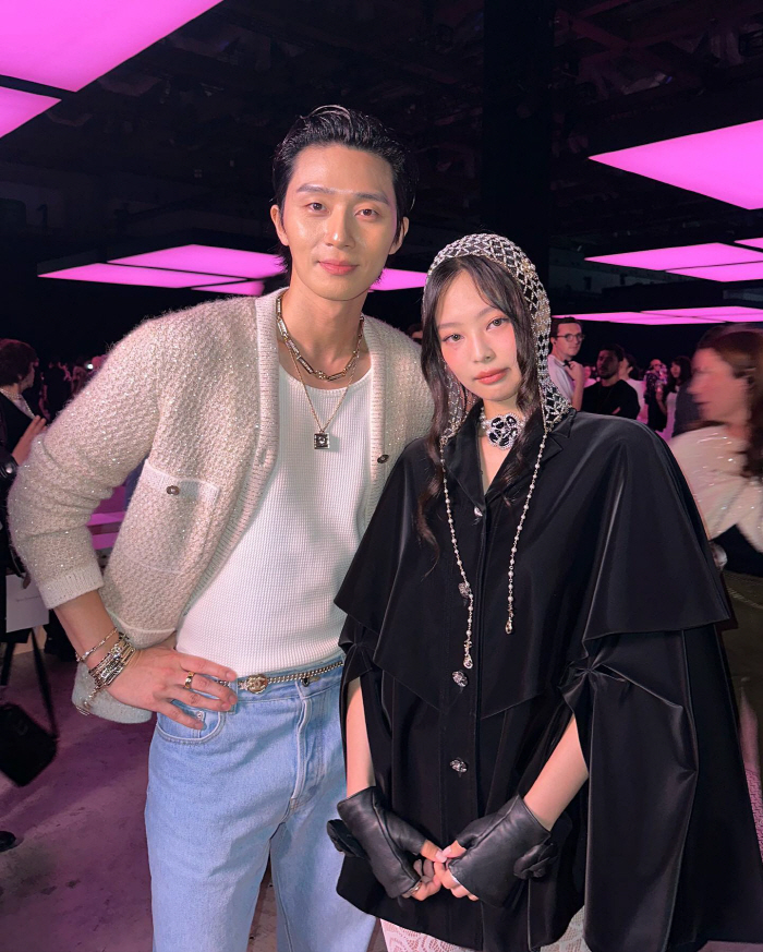 "이 조합 훈훈하네"…박서준·제니 패션쇼에서 포즈 '선남선녀의 정석'