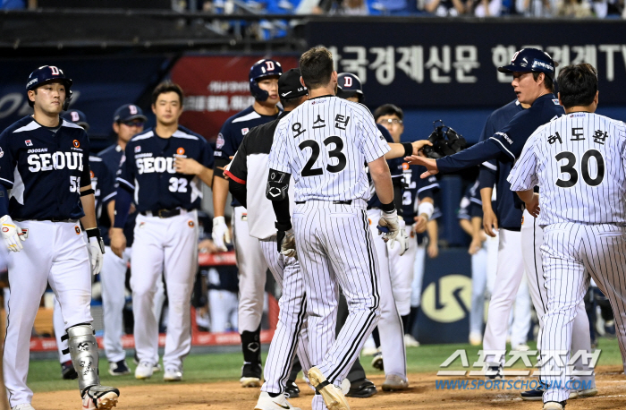 잠실 라이벌전 불붙었다…양석환 사구→벤치클리어링 '오스틴 격노'
