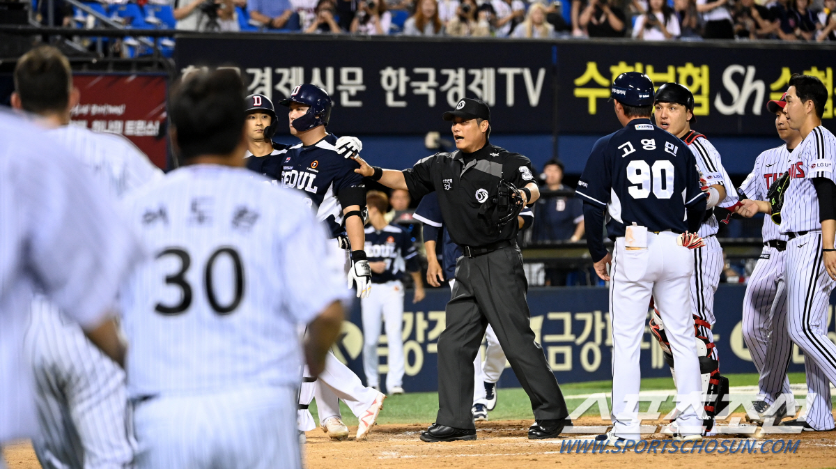 벤치클리어링까지 터진 '잠실 더비'…LG가 웃었다 '5연승', 두산, 견…