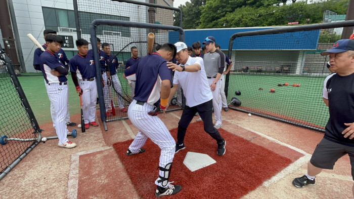 김용달 KBO 재능기부위원, 中 명문 구단 만났다 '재능기부 활동'