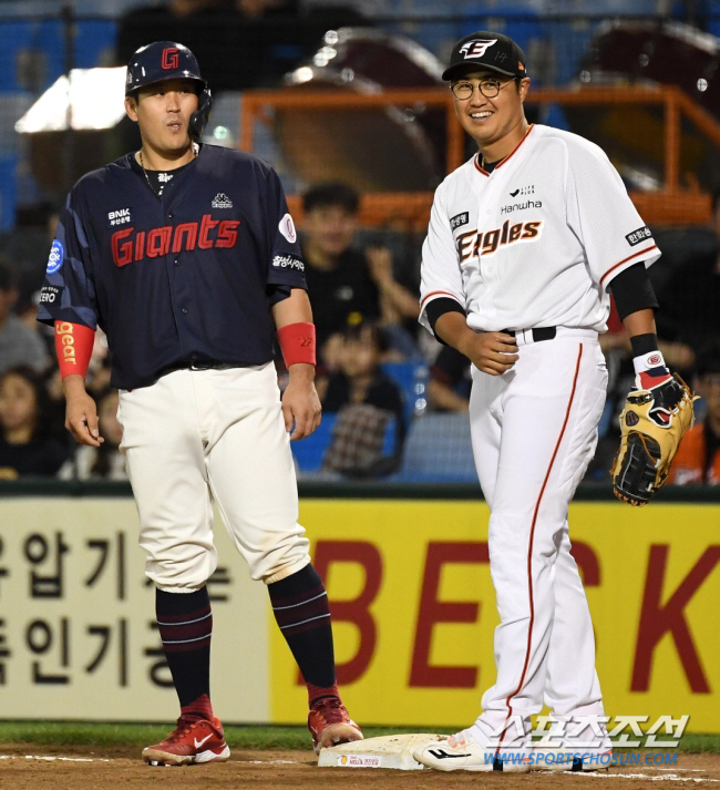 '유강남이 100m 13초?' 파안대소한 옛 동료의 속내…승부에 직결된 …