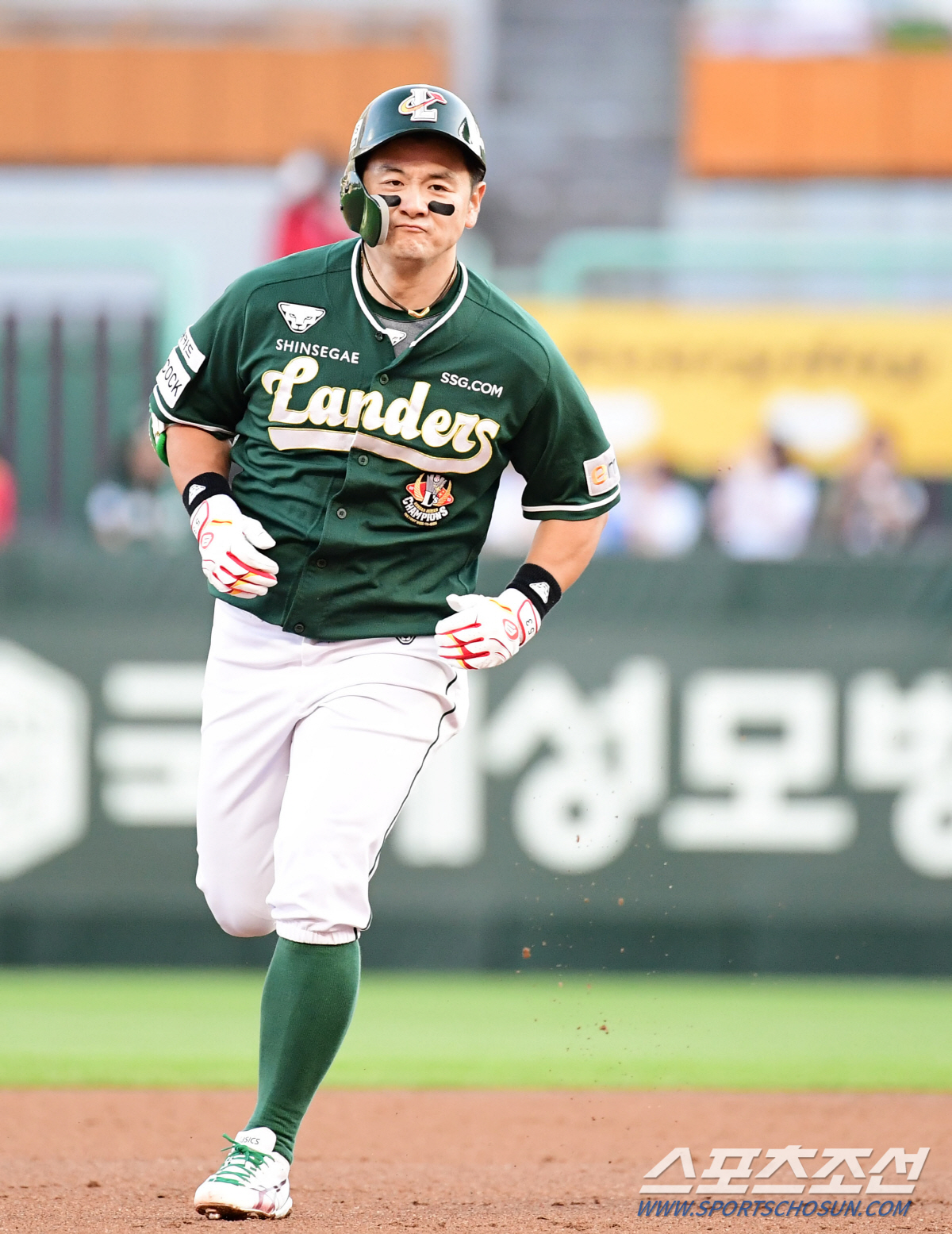 선제포에 통산 1000안타까지 '기쁨 두배'…최주환, 시즌 12호 대포 …