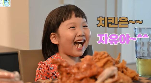 "치킨은 자유야" 장윤정네 연우X하영, 프로 먹방러 뺨치네 '母 끼 그대…