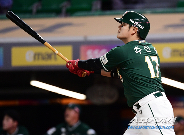 우리 홈런 1위팀이야! '최주환→최 정→추신수' 홈런 5개 몰아친 SSG…
