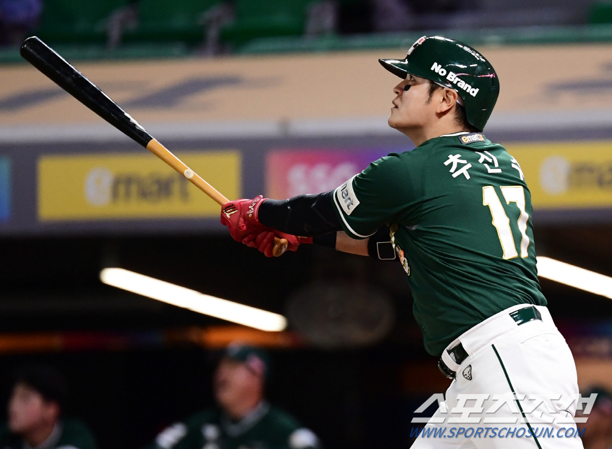 우리 홈런 1위팀이야! '최주환→최 정→추신수' 홈런 5개 몰아친 SSG…