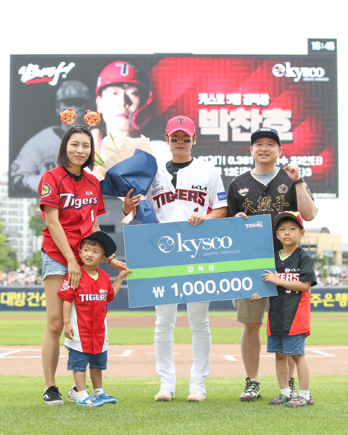'5월 타율 0.381 불방망이' KIA 박찬호, 키스코 이달의 감독상 …