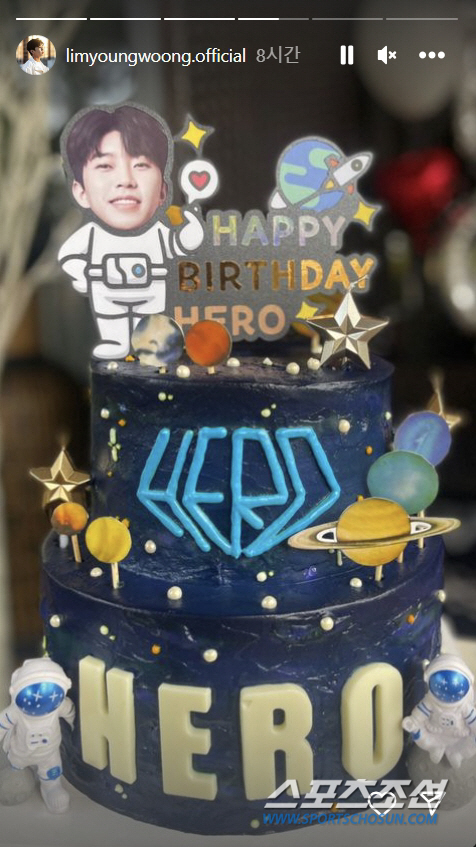'33번째 생일' 임영웅, '왕관 세리머니'로 자축…하늘색 왕관에 귀걸이…