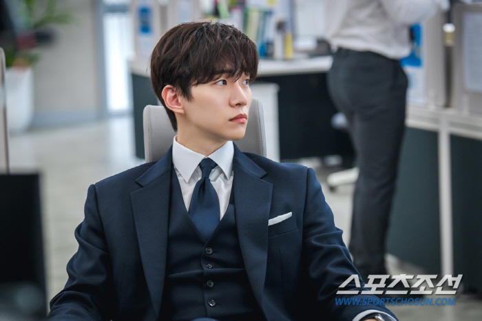 [SC프리뷰]'킹더랜드' 이준호, 첫 출근부터 '대형 사고'…언더커버 인…