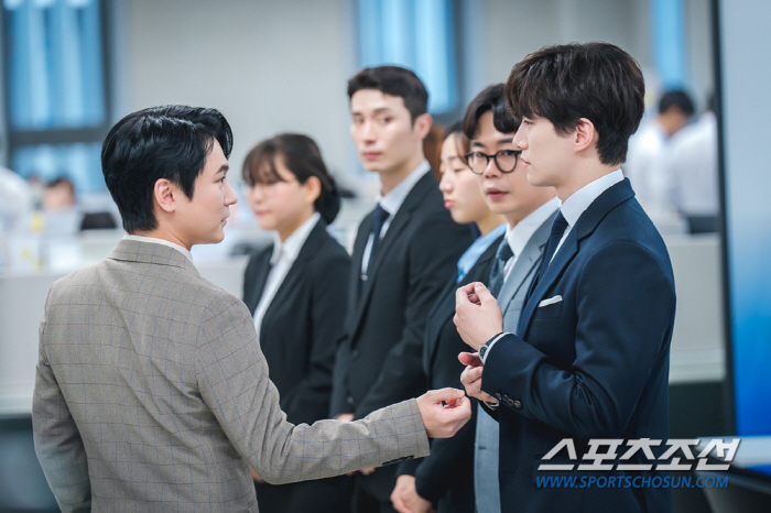 [SC프리뷰]'킹더랜드' 이준호, 첫 출근부터 '대형 사고'…언더커버 인…