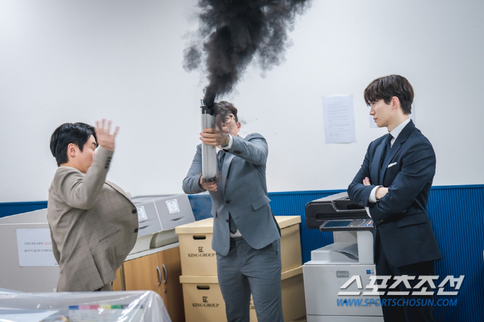 [SC프리뷰]'킹더랜드' 이준호, 첫 출근부터 '대형 사고'…언더커버 인…