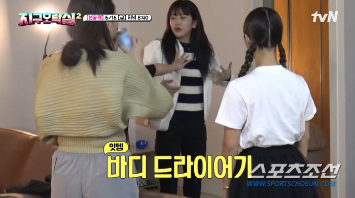 '445만원 가방' 안유진 vs '명품 C사 앰버서더' 이영지 vs '한…