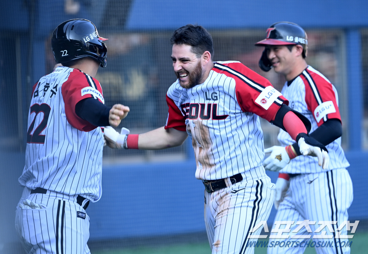 '초전박살' 오스틴 그라운드 홈런+선발 전원 안타…LG, 두산에 14-3…