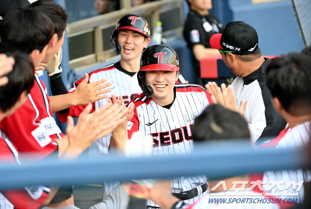 '초전박살' 오스틴 그라운드 홈런+선발 전원 안타…LG, 두산에 14-3…