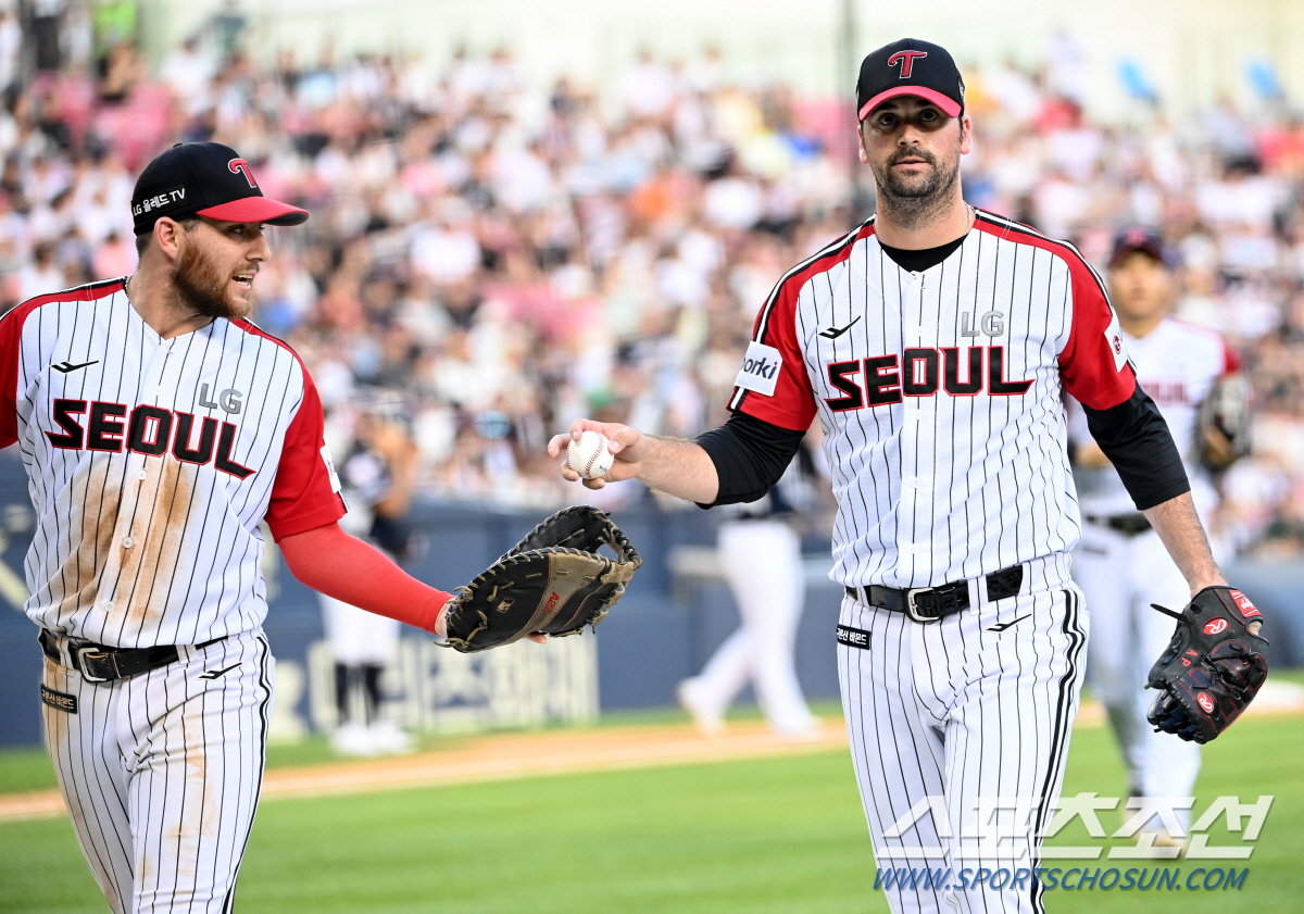 '초전박살' 오스틴 그라운드 홈런+선발 전원 안타…LG, 두산에 14-3…