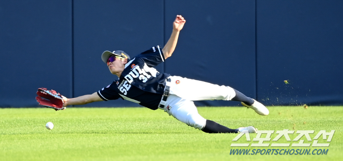 두산 외야수들 단체로 왜이러나? '멘붕 수비'에 장원준 7실점 난조[잠실…