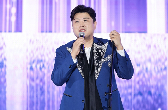 "평소 자주 안하는 곡 준비했다더니"…김호중, '약속' 'Adoro' 묵…