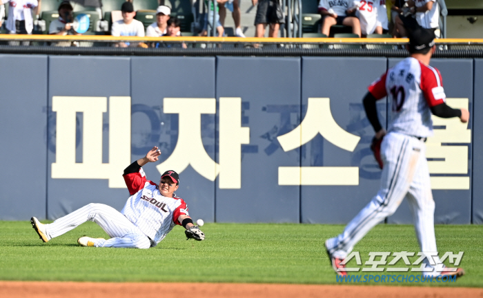 파울타구 맞아도 끄떡없다. 짧은 안타에 재빠른 홈 쇄도로 득점까지, 투혼…