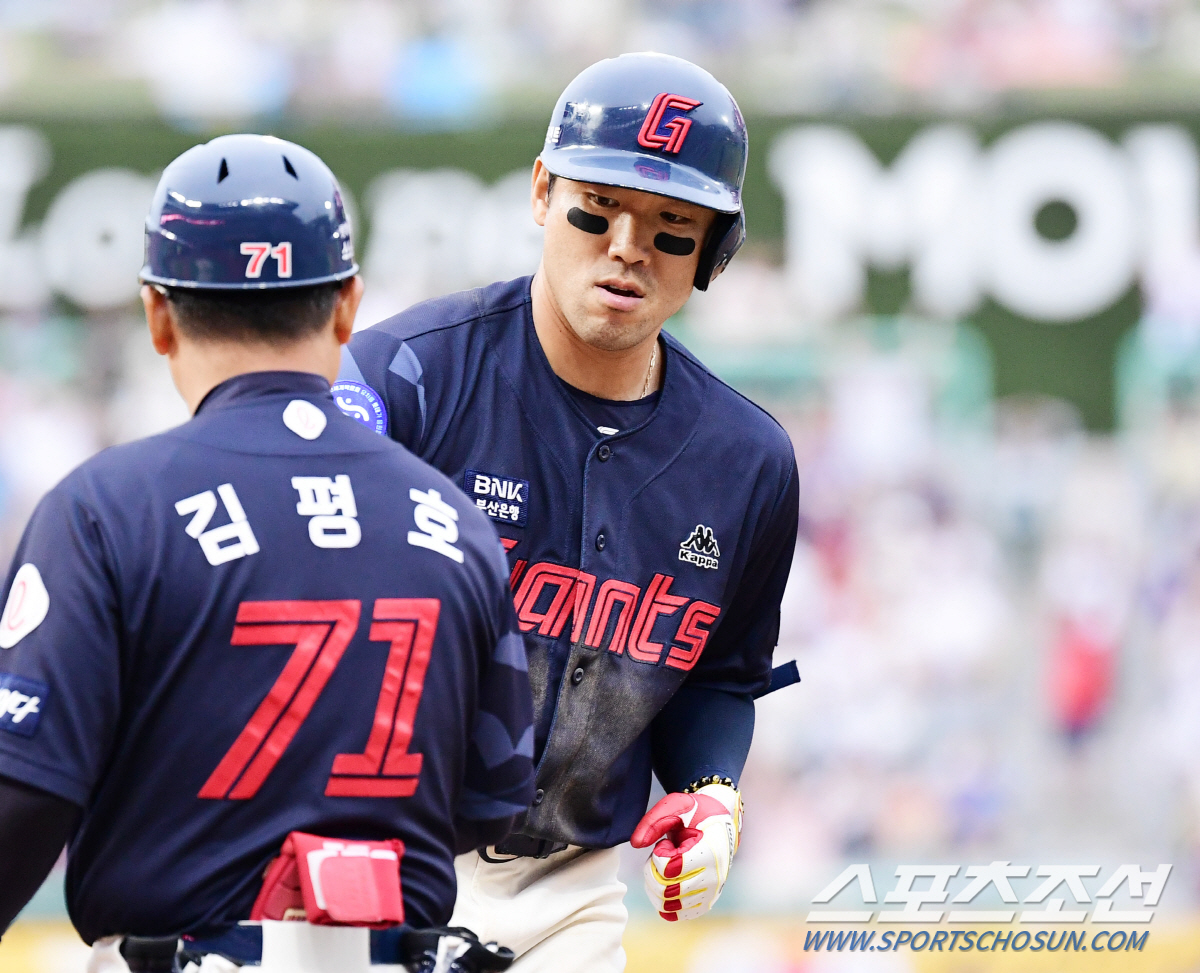'몸살→월간 타율 0.407'  6월 꼴찌 롯데의 추락…37세 최고참 베…