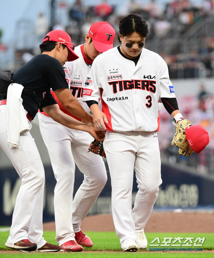 KIA 날벼락! '3할' 캡틴 김선빈, 엄지손가락 골절 소견…"4주간 재…