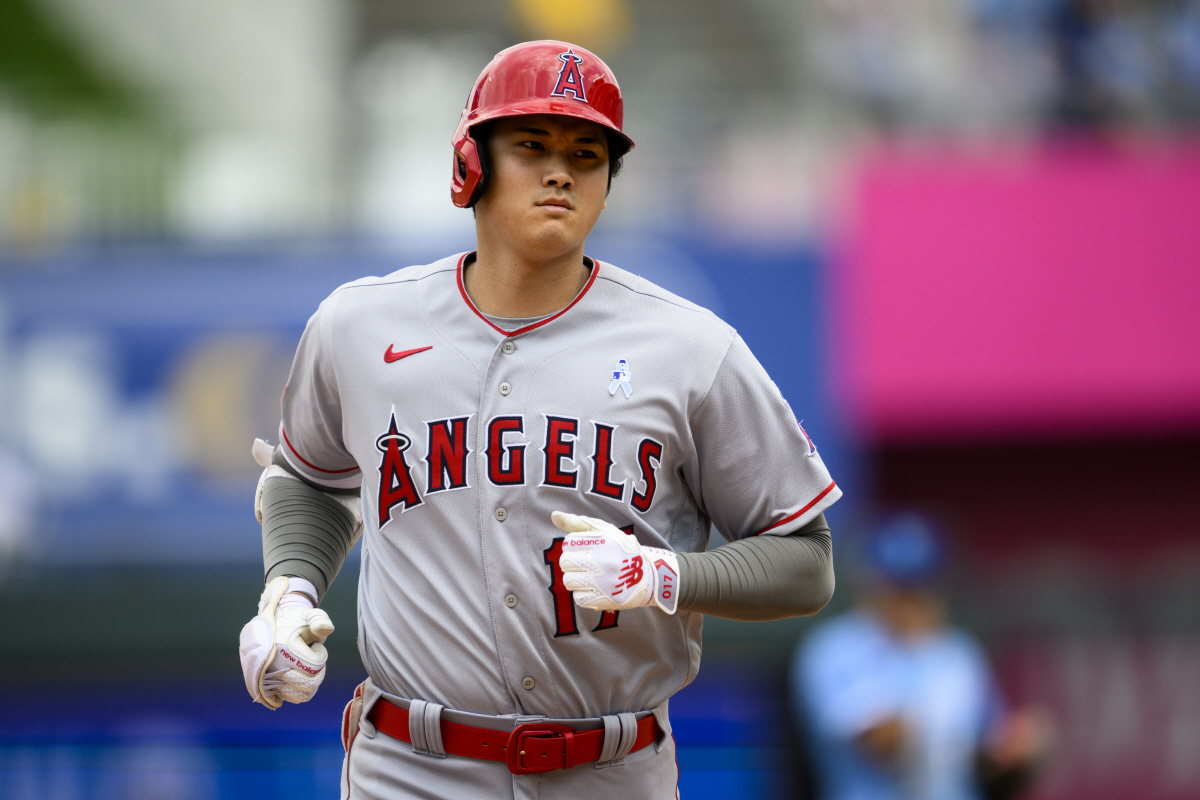 5회 역전 2점 홈런을 때리고 그라운드를 돌고 있는 오타니. 시즌 24호 홈런을 기록한 오타니는 메이저리그 홈런 전체 단독 1위다. AP연합뉴스