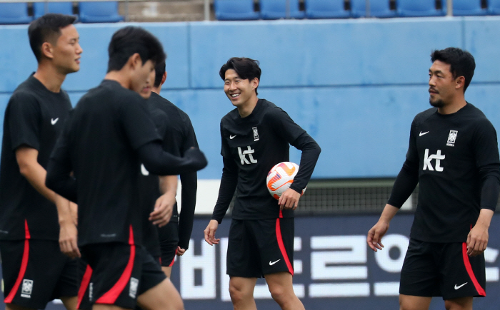 [현장인터뷰]엘살바도르전 출격 대기, '부상 복귀' 손흥민 "감독님 '첫…
