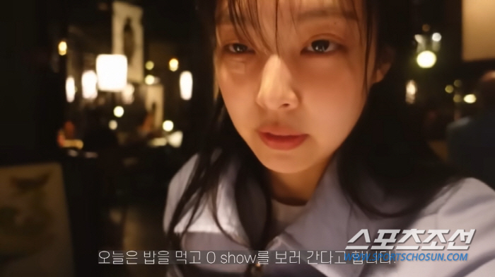 제니, 눈 밑 반창고에 '완벽' 민낯까지…이동은 헬기로 하는 '플렉스'