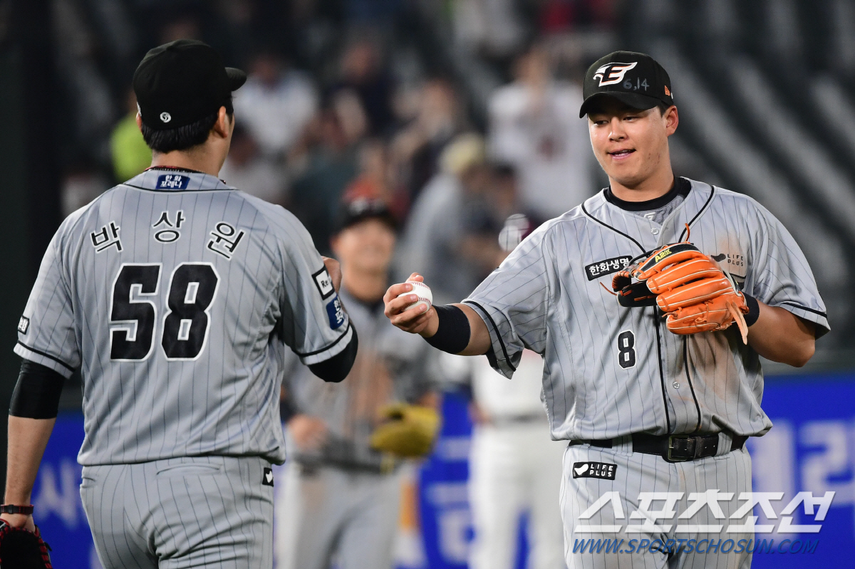 찬스 날리고…불펜 무너지고…12번의 연장전, 승률 3할7푼5리, 한화는 …