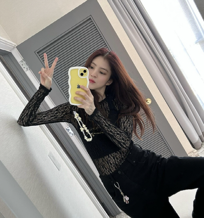 "양팔 가득했던 타투는?"…한소희, 타투 제거 후 민소매로 백옥 피부 과…